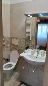 A bathroom at San Pietro Shabby Chic Apartment Még 33 kép