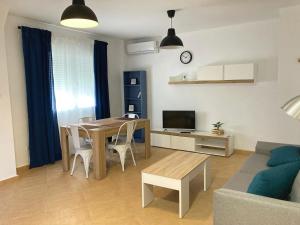 TV in/ali zabaviščno središče v nastanitvi Apartamentos "EL BARCO"