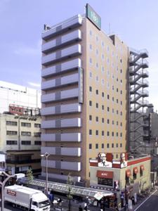 東京にあるR&Bホテル蒲田東口の看板が上がる高層ビル