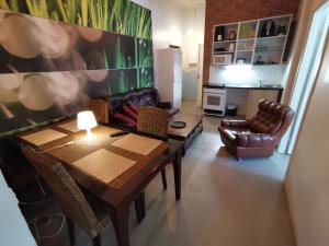 Et sittehjørne på Captivating 4-Bed Apartment in Kotka SaunaFacility
