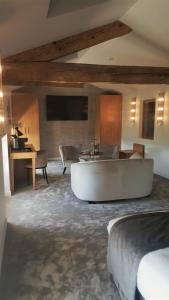 - un grand salon avec un canapé et une table dans l'établissement Château de Longpré, à Varilhes