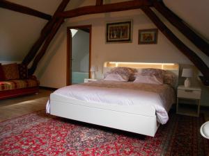 sypialnia z białym łóżkiem na poddaszu w obiekcie les bruyères w mieście Méry-sur-Cher