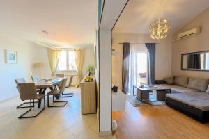 - un salon avec un canapé et une table dans l'établissement Apartment Rizzi, à Pula