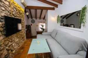 uma sala de estar com um sofá e uma mesa em Casita del Castillo em Denia