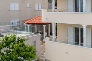 Balkón nebo terasa v ubytování Spacious Modern Apartment Miljak - 1min to the beach