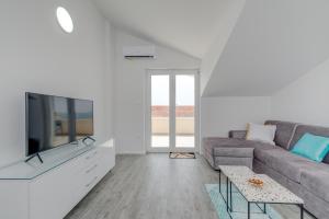 Posezení v ubytování Spacious Modern Apartment Miljak - 1min to the beach