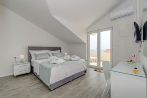 Postel nebo postele na pokoji v ubytování Spacious Modern Apartment Miljak - 1min to the beach