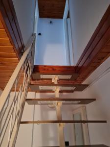 - un escalier dans une maison avec une fenêtre dans l'établissement Krisztina Apartman 2-3, à Szigethalom