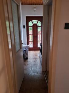 - un couloir avec une porte menant à une chambre dans l'établissement Krisztina Apartman 2-3, à Szigethalom
