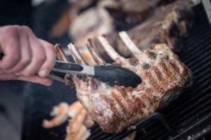 Ein für Gäste verfügbarer Grill im Hotel