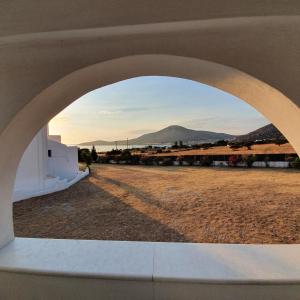 vista attraverso un arco di un edificio di Agiassos Naxos Apartments ad Agiassos