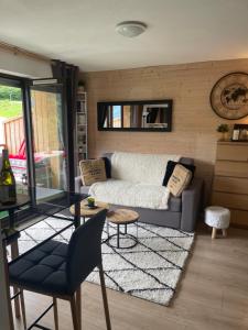 Studio Turquoise quartier Grattague vue MontBlanc في سان جيرفيه ليه بان: غرفة معيشة مع أريكة وطاولة