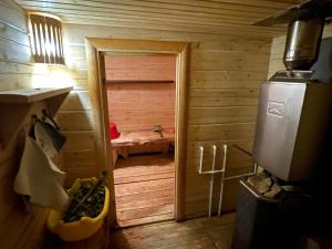 アルティバシュにあるTaezhniy privalの小さな木造の部屋(部屋に通じるドア付)