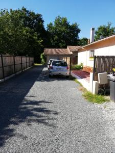 une voiture garée dans l'allée d'une maison dans l'établissement lilou, à Biganos