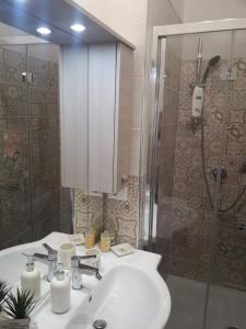 A bathroom at San Pietro Shabby Chic Apartment