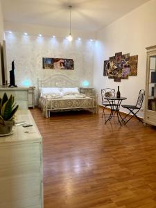 Postel nebo postele na pokoji v ubytování SUITE OF KLIMT