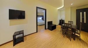 TV a/nebo společenská místnost v ubytování Poppys Hotel Madurai