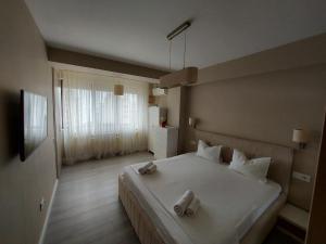 
Un pat sau paturi într-o cameră la Sirius Mamaia Apartment
