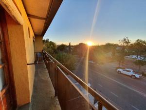 desde el balcón de un edificio con vistas a la puesta de sol en 4 Soles en San Rafael