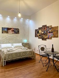 Postel nebo postele na pokoji v ubytování SUITE OF KLIMT