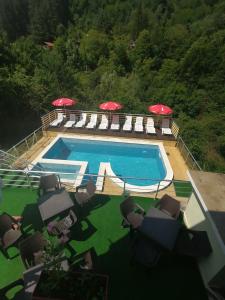 נוף של הבריכה ב-Guest House Shipkovo Hills או בסביבה