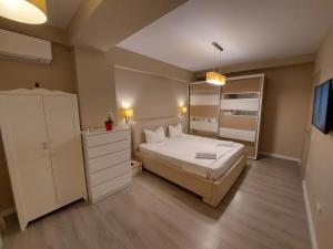 
Un pat sau paturi într-o cameră la Sirius Mamaia Apartment
