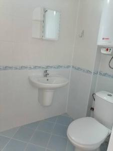 西普科沃的住宿－Guest House Shipkovo Hills，白色的浴室设有卫生间和水槽。