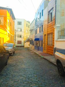 una calle adoquinada en una ciudad con edificios en Hostel da Providência, en Salvador