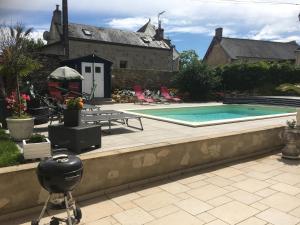 una piscina en un patio con una cámara en La Douce France Trianon, en Chinon