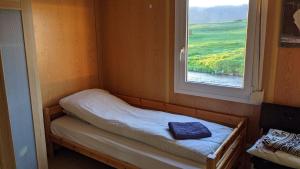 Tempat tidur dalam kamar di Bjarnastaðir Guesthouse