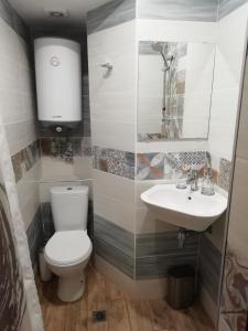 łazienka z toaletą i umywalką w obiekcie Ema guest house w Warnie