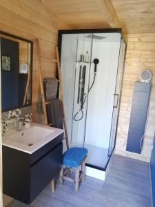 uma casa de banho com um chuveiro, um lavatório e um WC. em Moulin Room em Naours