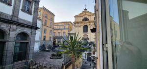 een raam met uitzicht op een stadsstraat bij la casa di Maya in Napels