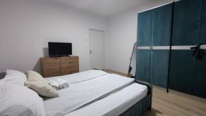 1 dormitorio con 1 cama con 2 toallas en Vila Maksim Sokobanja en Soko Banja