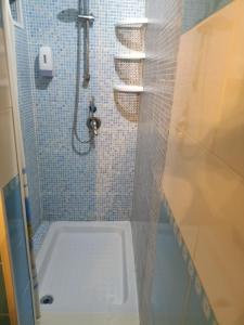 Das Bad ist mit einer Dusche und einer Badewanne ausgestattet. in der Unterkunft B&B Epicarmo in Augusta