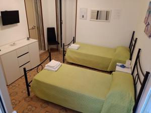 Kleines Zimmer mit 2 Betten und einem Schreibtisch. in der Unterkunft B&B Epicarmo in Augusta