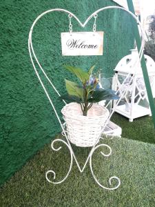 A garden outside San Pietro Shabby Chic Apartment