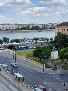 Blick auf eine Stadt mit Fluss und Straße in der Unterkunft Frank & Fang Apartments MK1 in Budapest