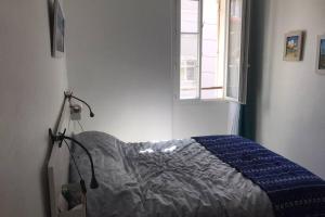 een ziekenhuisbed in een kamer met een raam bij La petite oasis, newly renovated in Toulon