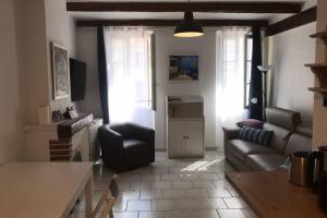 een woonkamer met een bank en een tafel bij La petite oasis, newly renovated in Toulon