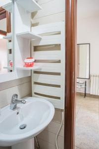 łazienka z umywalką i schodami w obiekcie GLORIA Apartman w mieście Žabljak