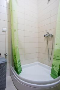 łazienka z prysznicem i wanną w obiekcie GLORIA Apartman w mieście Žabljak +13 zdjęć