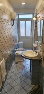 een badkamer met een wastafel en een toilet bij la casa di Maya in Napels +21 foto's