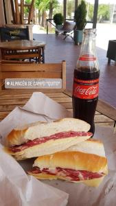 uma sanduíche e uma garrafa de coca na mesa em Casona de campo em Santa María