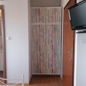 TV a/nebo společenská místnost v ubytování House ŠPILJAR