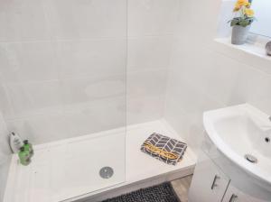 A bathroom at 'Number 11' Central Colchester - Super Convenient 2 x Double Bed 1 x Single Bed Cottage PLUS Office & Garden, 8 min walk Nth Station & Town Ctr, 2 min walk local shops & restaurants