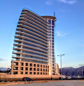 un edificio alto con un coche aparcado delante de él en Ocean View Luxury Self-Catering en Strand