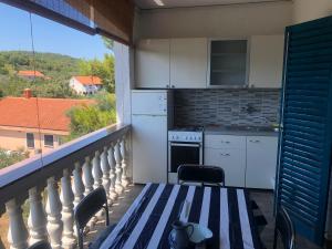 a balcony with a stove and a kitchen with a view at Guesthouse Vila Ruzmarin in Ždrelac