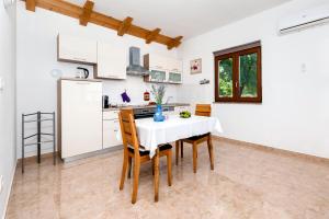 Dapur atau dapur kecil di House Lena - 800 m from the sea