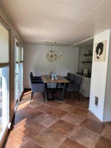 a dining room with a table and chairs at Ferienwohnung Möwenblick in Flensburg
